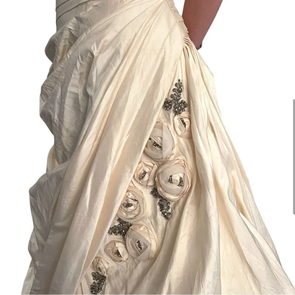 NWT ENZOANI Erica Light Ivory/Antique Gold Koyna Silk Princess Dress (6) - Picture 5 of 14